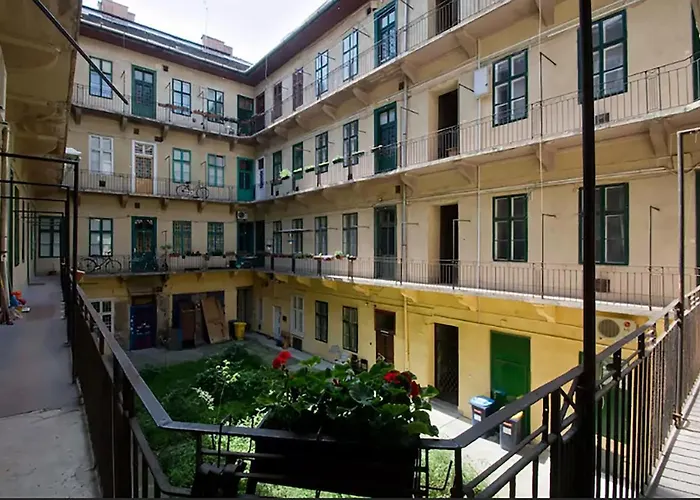 Palace - Palace District - Downtown בודפשט